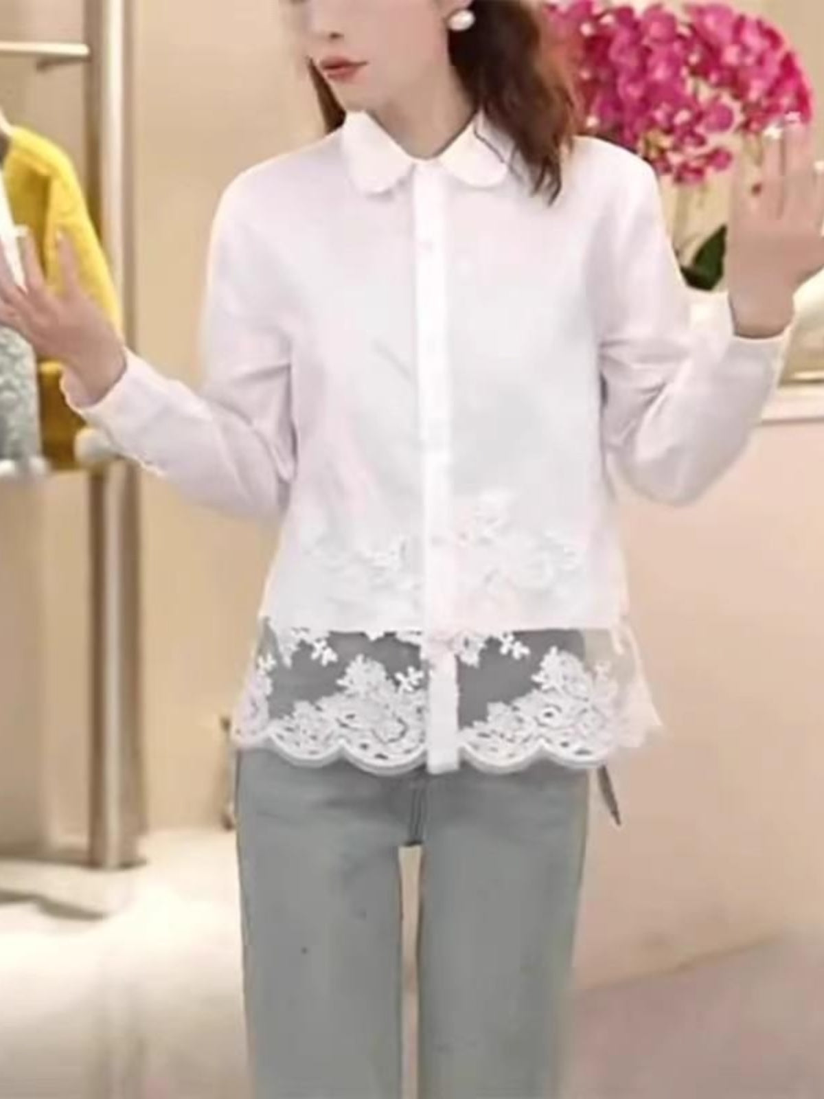 Böyük ölçülü qadın geyimləri, 2026-cı ilin yaz mövsümünün yeni modeli, krujeva ilə bəzədilmiş ağ köynək, bir az kök qadınlar üçün yaraşıqlı və arıqladıcı.