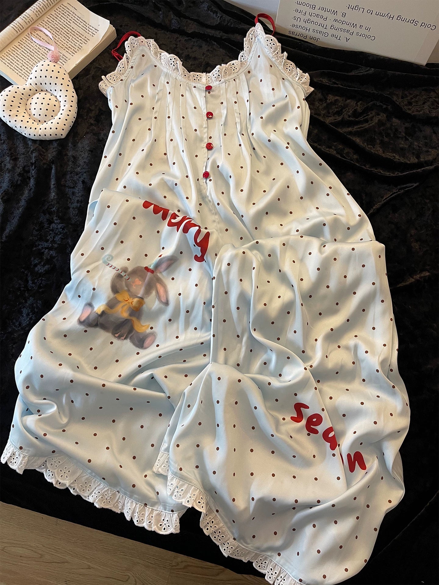 Fransız yüngül lüks üslubda buz ipək krujeva asma bir parça pijama qadınlar üçün yay 2026 yeni polka nöqtəli ev paltarları çöldə geyilə bilər