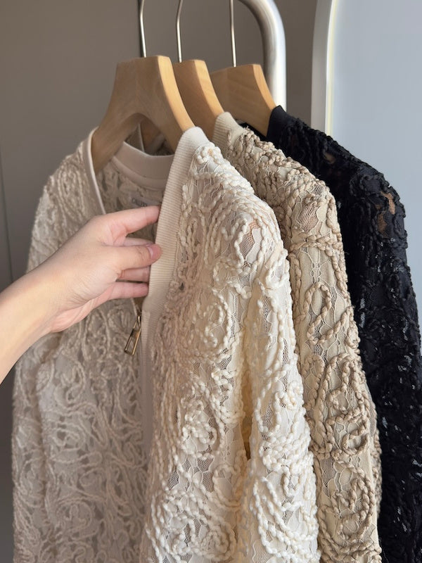 Mowei-nin Sinqapura ixrac sifarişi çiçək naxışlı bədii dizayna malikdir. Qadınlar üçün gündəlik qısa pencək/palto, yaz üslubunda.