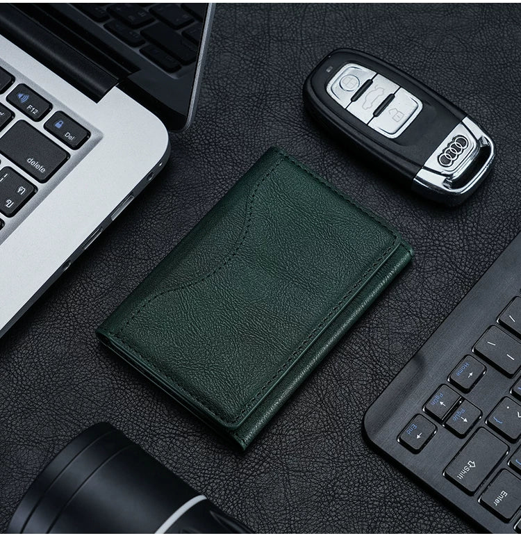 Bütün Apple iPhone modelləri ilə uyğun MagSafe maqnit telefon tutacağı və kart tutacağı. Çoxkartlı yuvası olan üçqat qatlanan çanta.