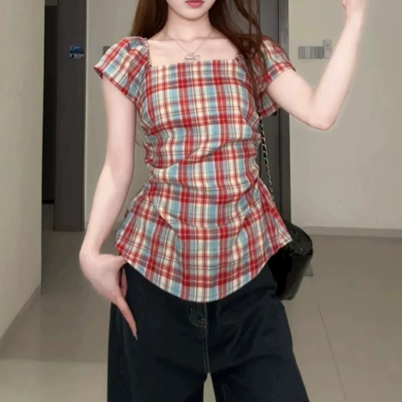 Böyük ölçülü qadın üçün çiyinləri açıq dama-dama köynək, 2026-cı il yay yeni dəbi, arıqladıcı və gözəl, şirin və ədviyyatlı top.