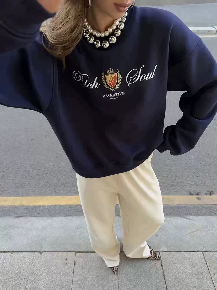 Yeni Avropa və Amerika üslubunda boş oturan, dairəvi yaxalı sviter