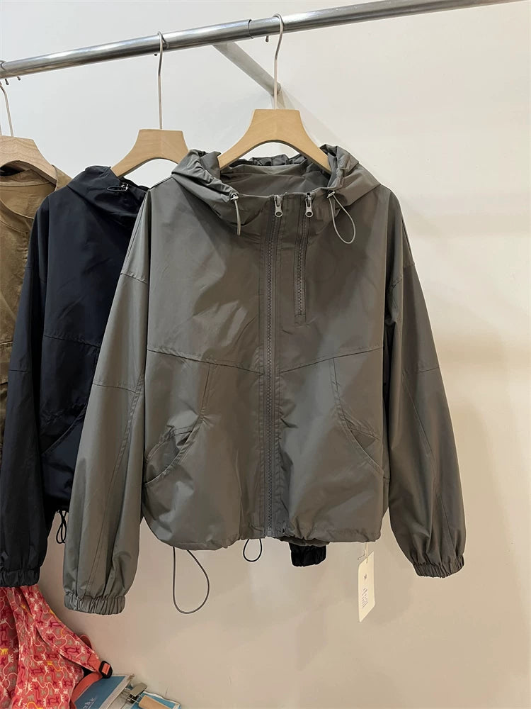 Qadınlar üçün 2026 Yaz Yeni Avropa Stilində Başlıqlı İş Geyimi Beysbol Gödəkçəsi, Dəbli Kiçik Boş Qısa Gödəkçə