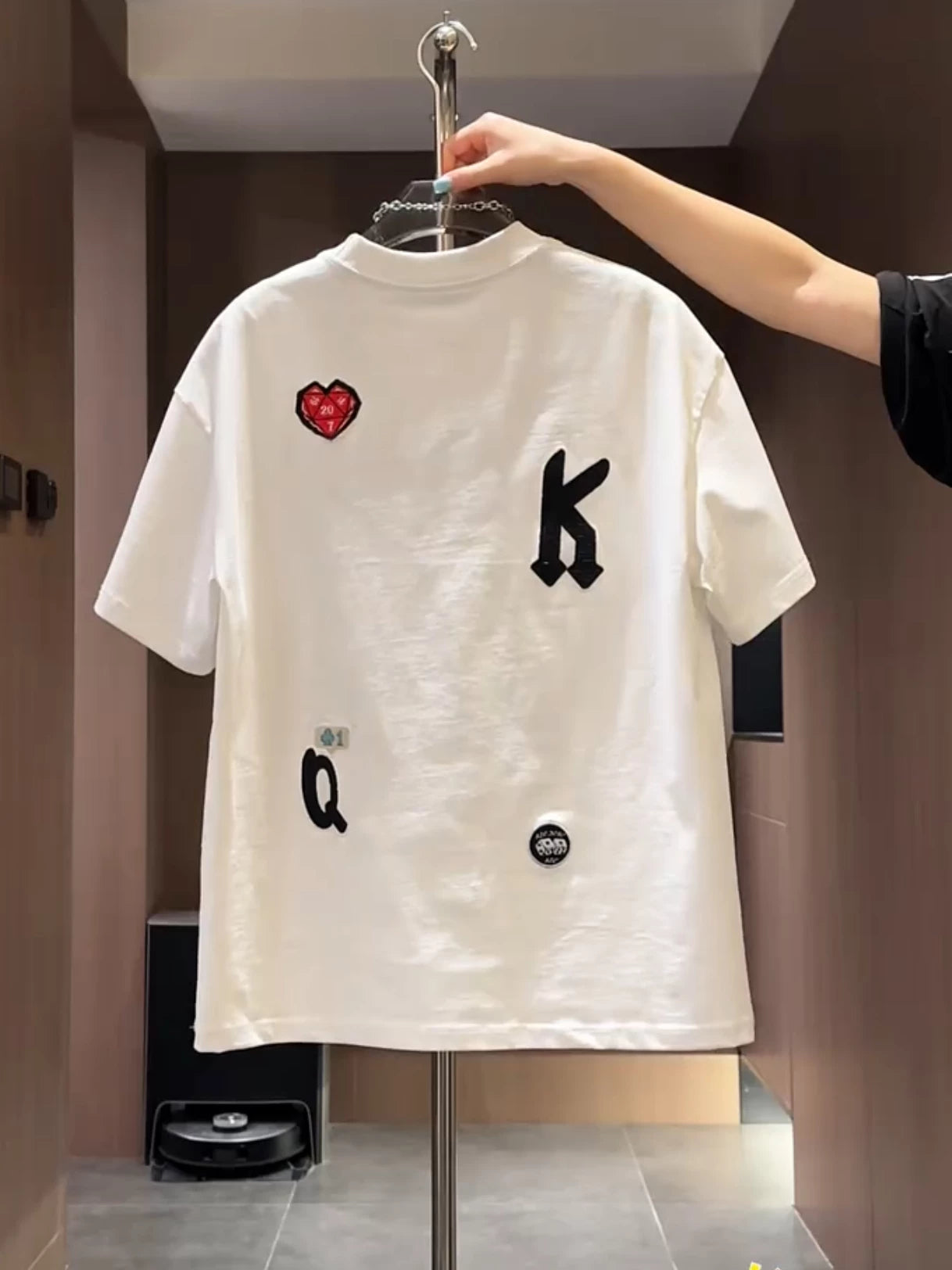 Yay yeni moda çox yönlü sadə yaraşıqlı hərf naxışlı kişi köynək dəyirmi boyun yarımqol qısaqol temperamentli top