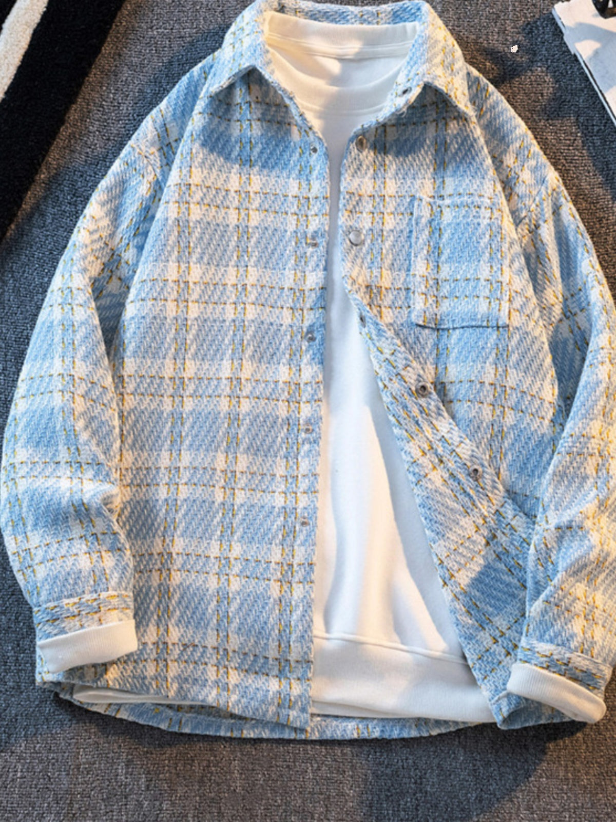 Chanel-dən ilhamlanmış, yaz və payız üçün mükəmməl olan, kişilər üçün qısa, geniş, gündəlik, çox yönlü yun palto. Həmçinin dəbli, yüksək səviyyəli dama-dama köynək daxildir.