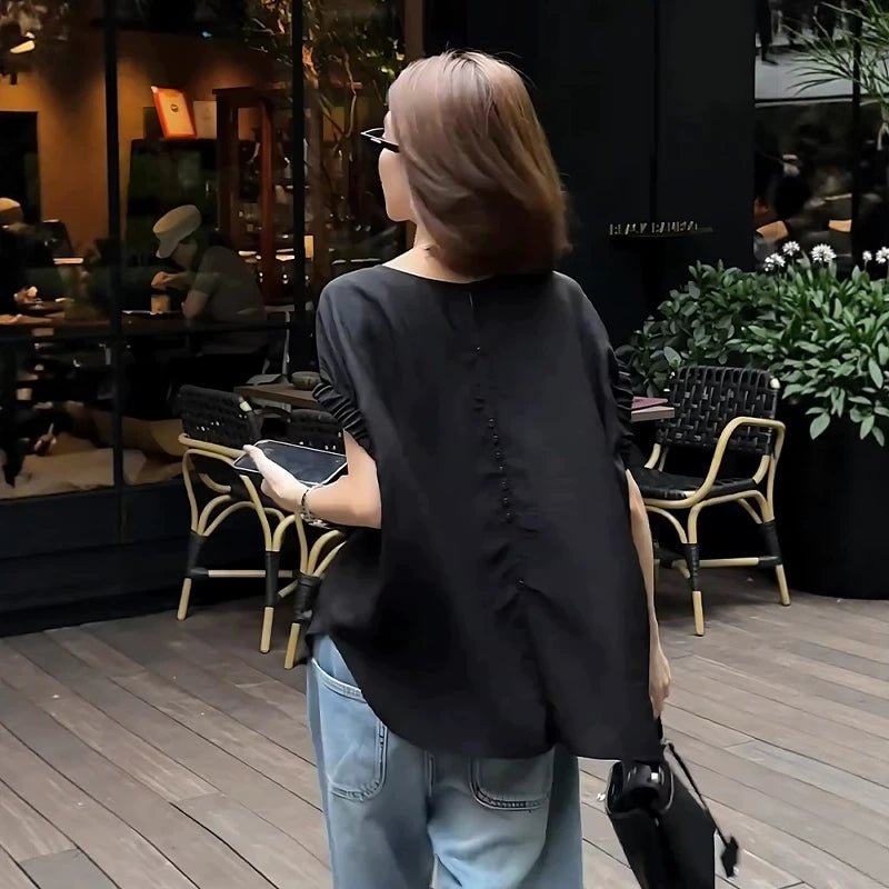 Qara qısaqol, arxa düyməli köynək, böyük ölçülü qadınlar üçün uyğundur, yay üçün idealdır. İncə, geniş, şık və zərif.