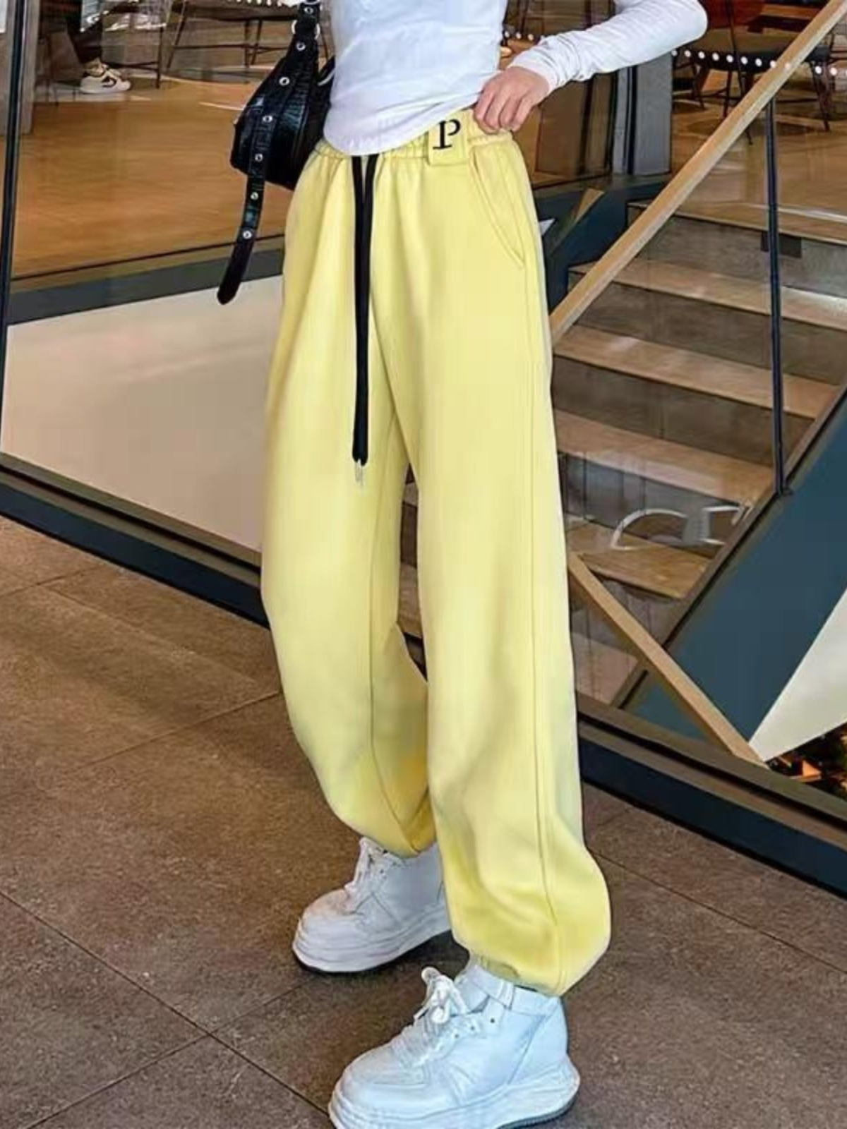 Böyük Ölçülü Qadın Şalvarı Avropa Stilində 2026 Qış Yeni Gəliş Elastik Bel Yun Astarlı P Hərfli Naxışlı Konfet Rəngli İdman Şalvarı