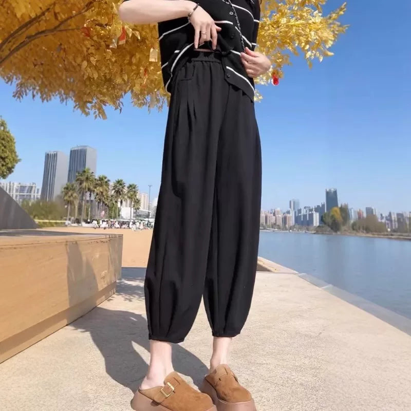 Qadın qara qısa hərəm şalvarı, 2026 yay stilində, böyük ölçüdə, yüksək belli, arıqladıcı və gündəlik. Kiçik bədən quruluşlu qadınlar üçün uyğundur.