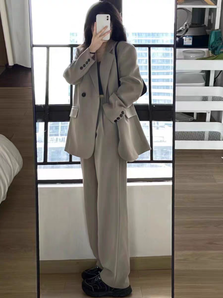 A high-end women's fall fashion two-piece sportswear set consisting of a blazer, wide-leg pants, and a casual style.
