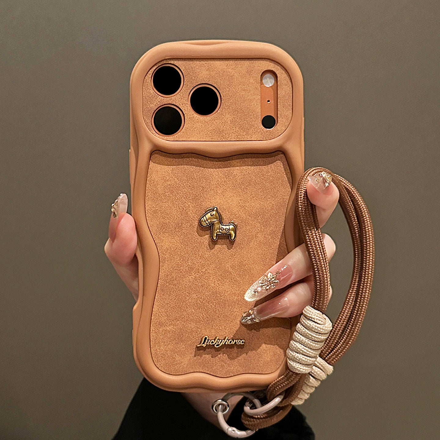 Apple 17promax mobil telefon qutusu, yeni üçölçülü Golden Horse iphone17pro obyektiv, kişilər və qadınlar üçün hər şey daxil olmaqla yüksək səviyyəli 16pro yıxılmağa qarşı qoruyucu örtük və üstəlik yaradıcı niş 15 silikon yumşaq Yang üçün uyğundur.