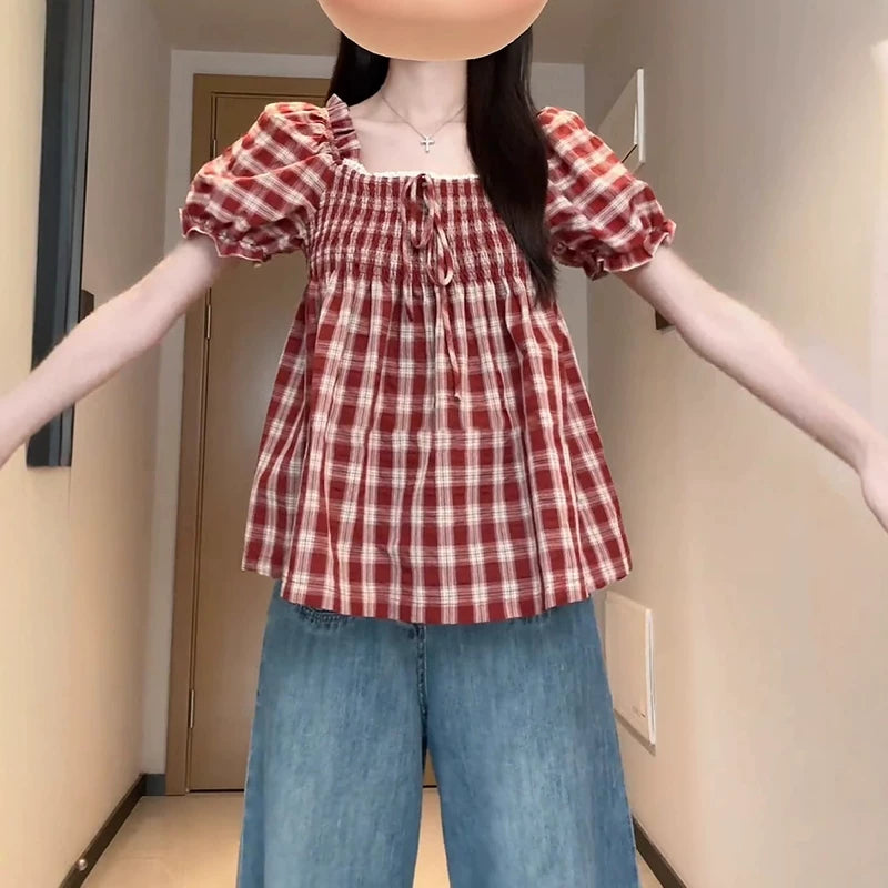 Qadınlar üçün böyük ölçülü Fransız retro kvadrat yaxalı, şirin dama-dama qısaqol köynək, böyük ölçülü qadınlar üçün yay arıqlama üçün büzməli top, gənc və yaraşıqlı.