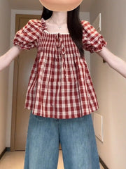 Qadınlar üçün böyük ölçülü Fransız retro kvadrat yaxalı, şirin dama-dama qısaqol köynək, böyük ölçülü qadınlar üçün yay arıqlama üçün büzməli top, gənc və yaraşıqlı.