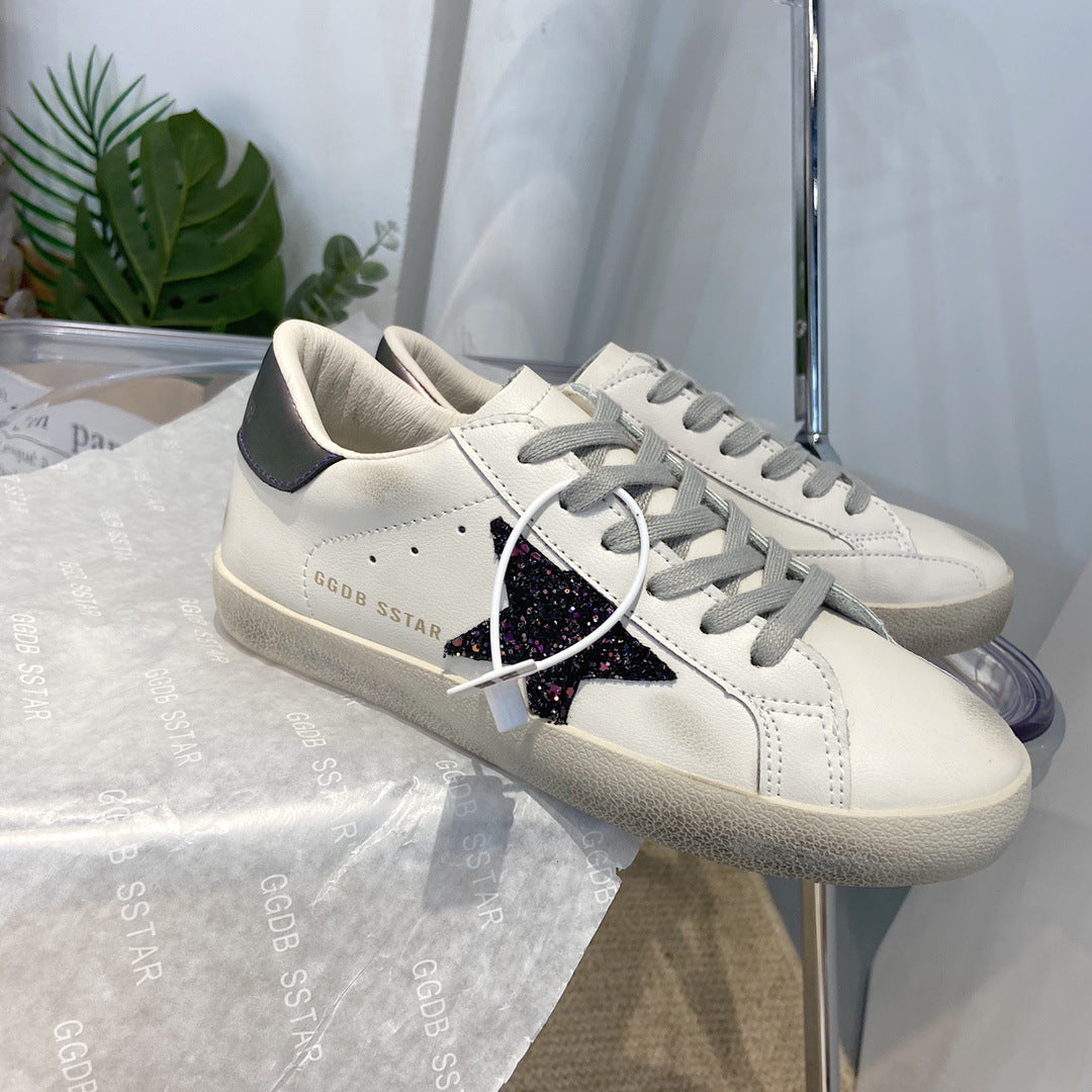 Qış üçün yun astarlı Koreya üslubunda dəbli, zədələnmiş dəri qadın orijinal dəri, zədələnmiş ulduzlu düz idman ayaqqabıları, retro ağ idman ayaqqabıları, çirkli idman ayaqqabıları