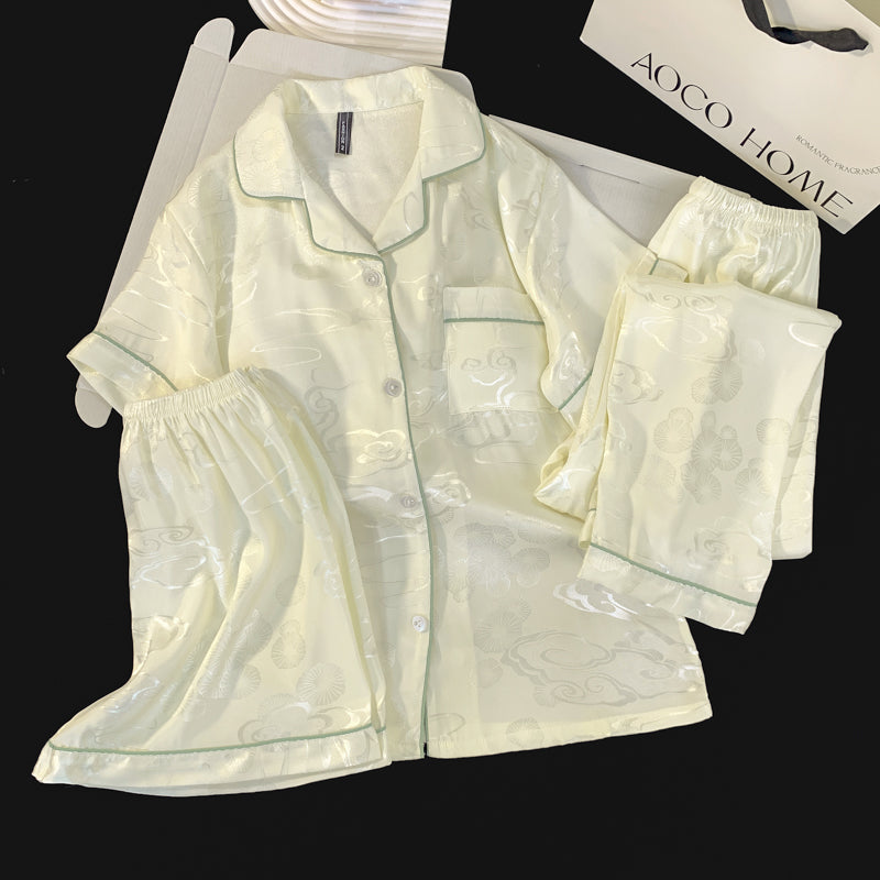Yayda qadınlar üçün yüngül lüks və yüksək səviyyəli buz ipəkdən qısaqol pijama. Ağ Xiangyun döş yastığı və sərin ev geyimi olan üç hissəli dəst