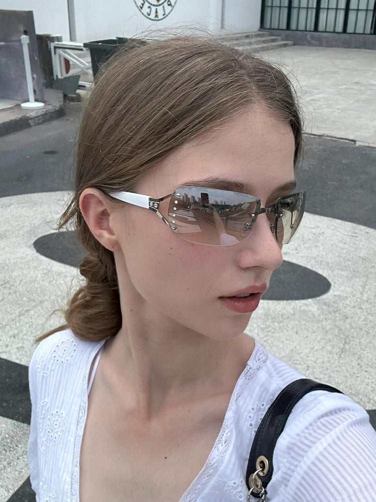 Qadınlar üçün Avropa və Amerika Y2K Millennial hottie çərçivəsiz günəş eynəyi 2025 yeni dəbli konkav forma eynəkləri yüksək səviyyəli günəş eynəyi