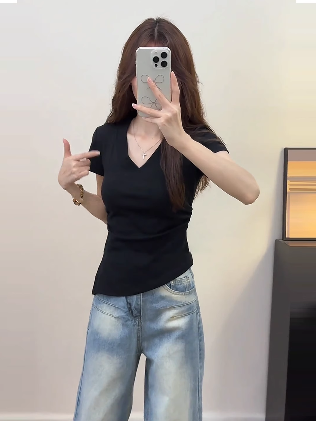 Böyük ölçülü qadın üçün təmiz pambıqdan hazırlanmış V-formalı qısaqol futbolka, yay üslubunda, qırçınlı, oturmuş bel və qeyri-bərabər ətəkli.