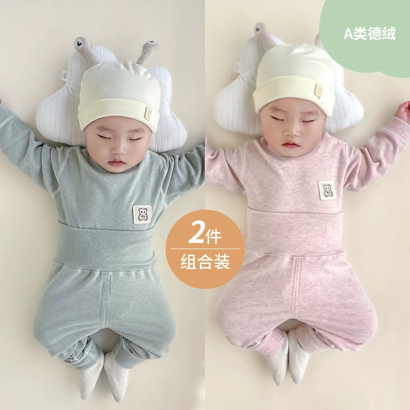 Qış üçün qalınlaşmış flis astarlı, sıx oturan termal alt paltarı, iki hissəli termal üst geyim və şalvarlı körpə geyim dəsti.