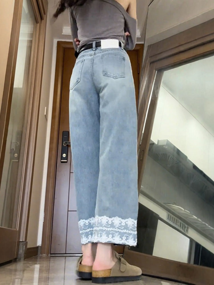 Qadınlar üçün krujeva ilə kəsilmiş düz ayaqlı cins şalvar, böyük ölçülü armud formalı bədən quruluşları üçün idealdır, yüksək belli, arıqladıcı, qısa enli ayaqlı stil.