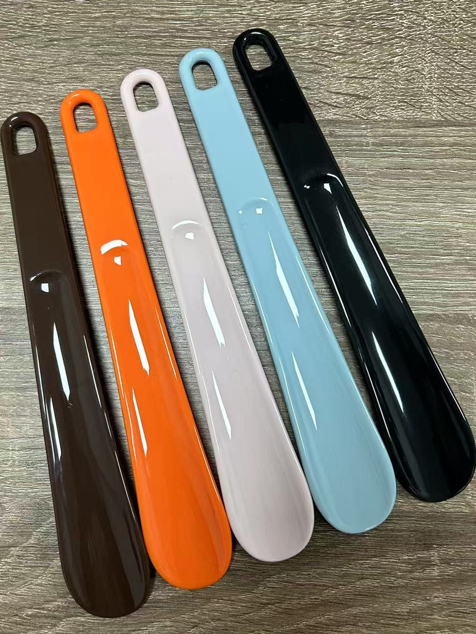 Yeni plastik tənbəl ayaqqabı artefaktı, yığcam məişət ayaqqabı qaldırıcısı, portativ yaradıcı ayaqqabı çəngəl, sadə müasir ayaqqabı buynuzu
