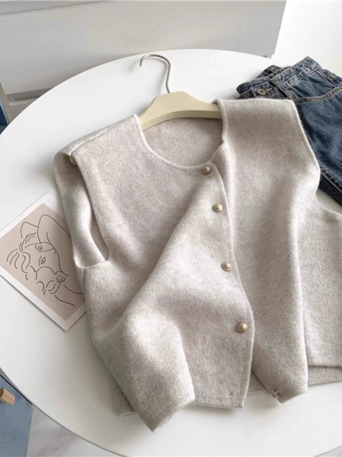 Payız və qış aylarında qat-qat geyinmək üçün mükəmməl olan zərif və zərif tək sinəli qızılı düyməli toxunma jilet.