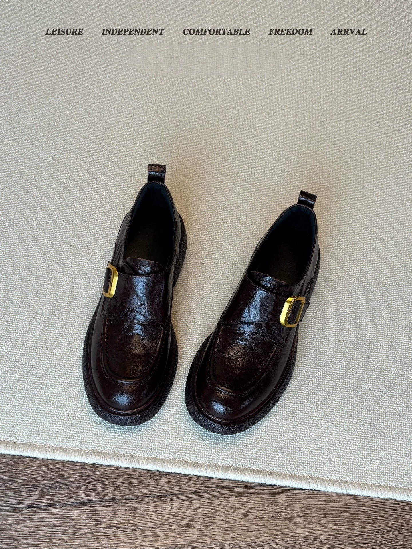 Qadınlar üçün orijinal dəri Britaniya üslubunda toqqalı loferlər, qalın dabanlı sürüşkən ayaqqabılar, vintage üslub, qalın daban, flis astar