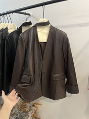 Qadınlar üçün Avropa üslubunda yüksək səviyyəli dizayner dəri gödəkçə, 2025 payız yeni moda, yaxalıqsız, lent, boş zülal dəri kostyum.