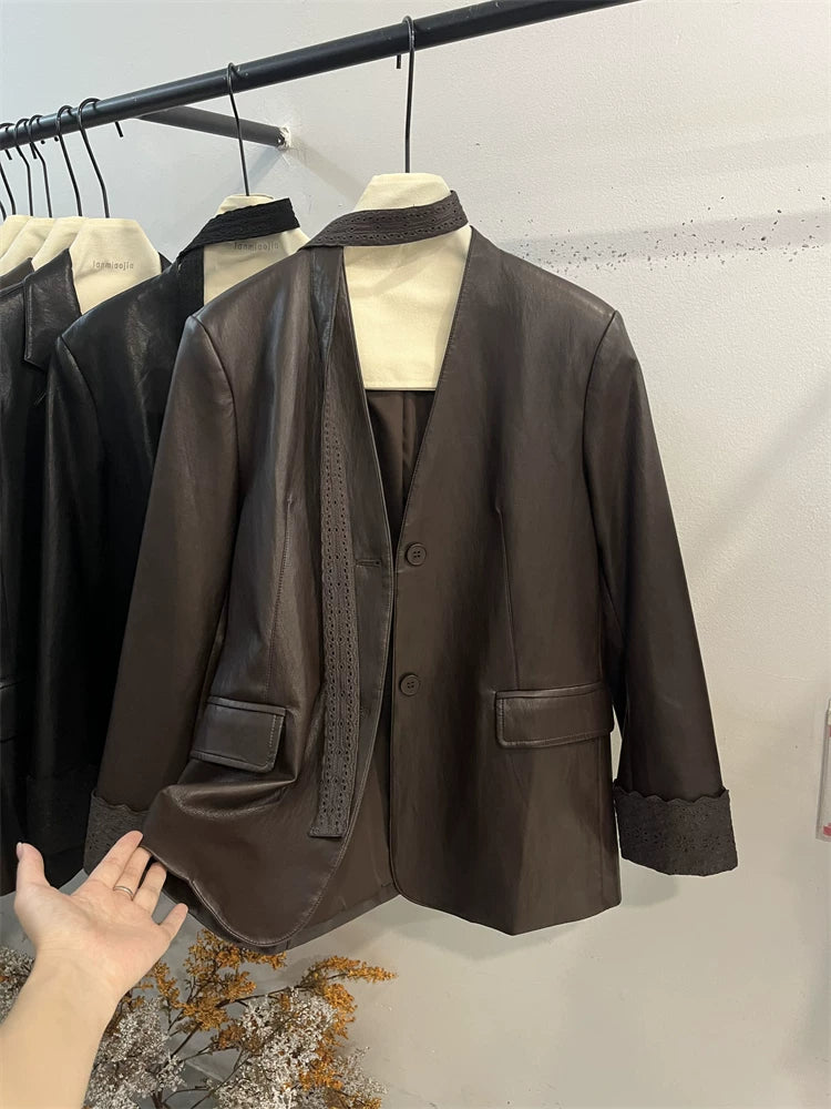 Qadınlar üçün Avropa üslubunda yüksək səviyyəli dizayner dəri gödəkçə, 2025 payız yeni moda, yaxalıqsız, lent, boş zülal dəri kostyum.