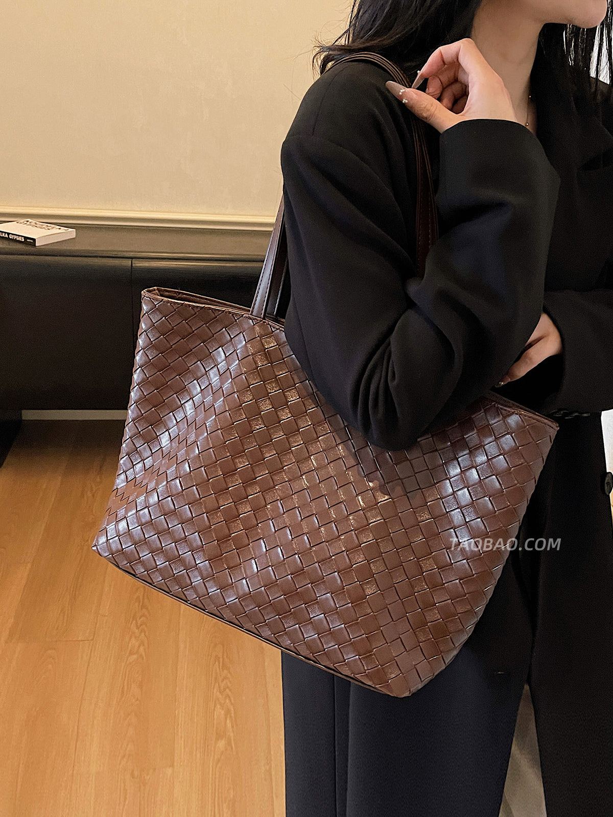 Yüksək səviyyəli retro üslublu böyük tutumlu qadın çantası, yeni 2025-ci ilin dəbli şəhərətrafı çiyin çantası, payız və qış çantası.