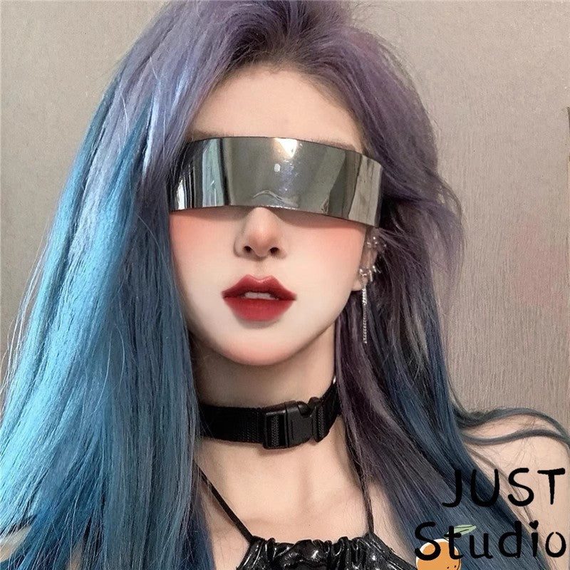 Şəkil çəkdirmək üçün Cyberpunk futuristik texnologiyaya uyğun eynəklər, dəbli kişi və qadın elmi-fantastik baş bantları, günəş eynəkləri, küçə diskotekaları və hamısı bir yerdə