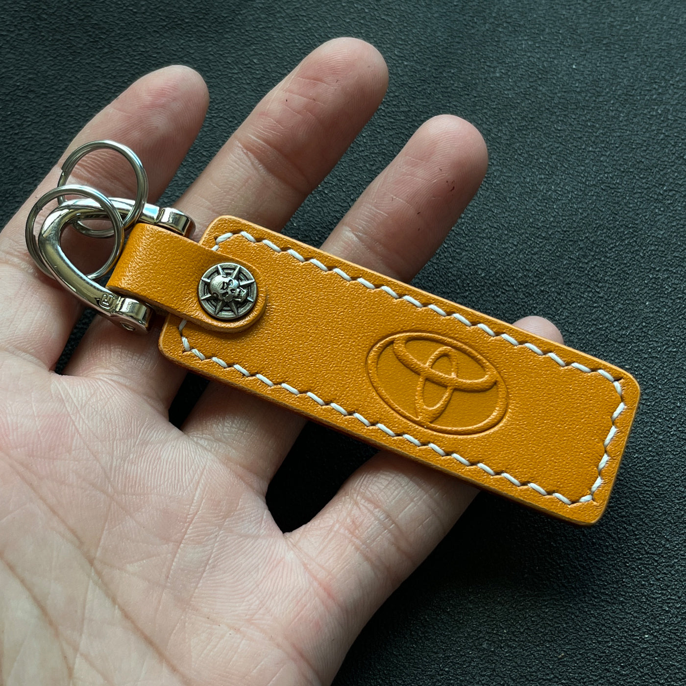 Toyota Camry, Avalon, Prado, Corolla, Highlander avtomobil açar zənciri kulonu, orijinal dəri inək dərisi üçün uyğundur.