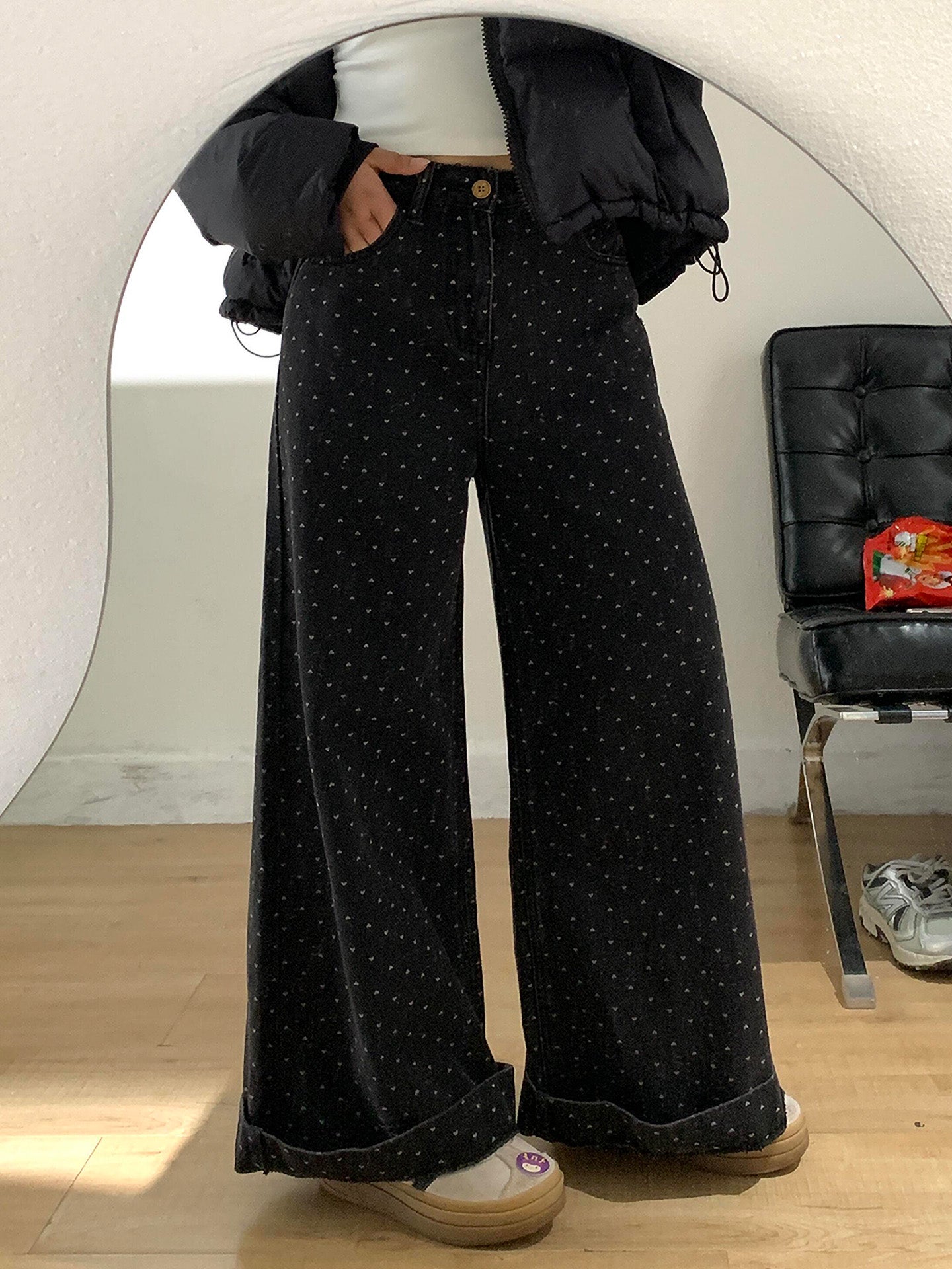 Qadınlar üçün qara retro ürək naxışlı enli ayaqlı cins şalvar, payız və qış, flis astarlı, böyük ölçülü, boş formalı, yüksək bel və pərdə.