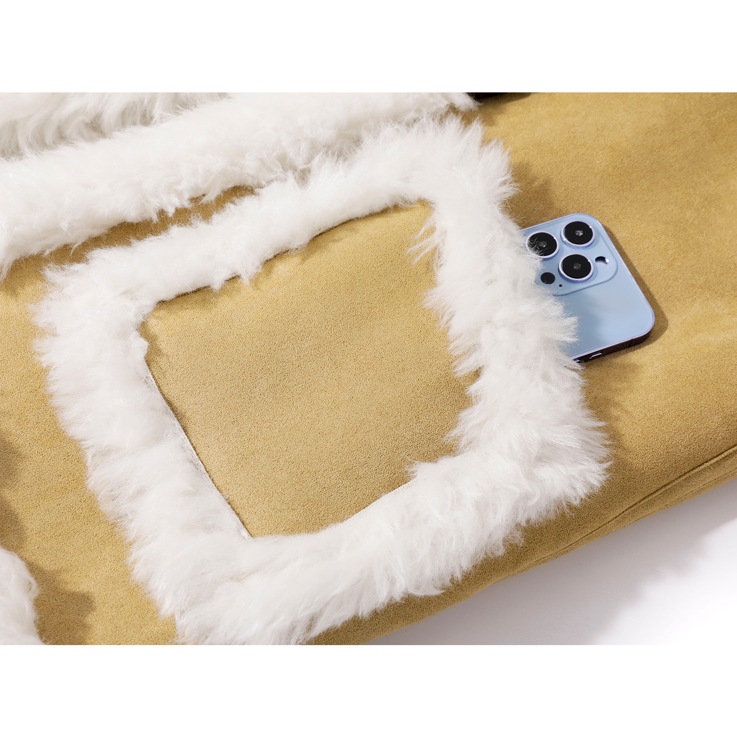 Cholisa-nın qadınlar üçün çox şirin, qalın, yun astarlı paltosu, payız və qış, isti quzu yunundan hazırlanmış üst hissə.