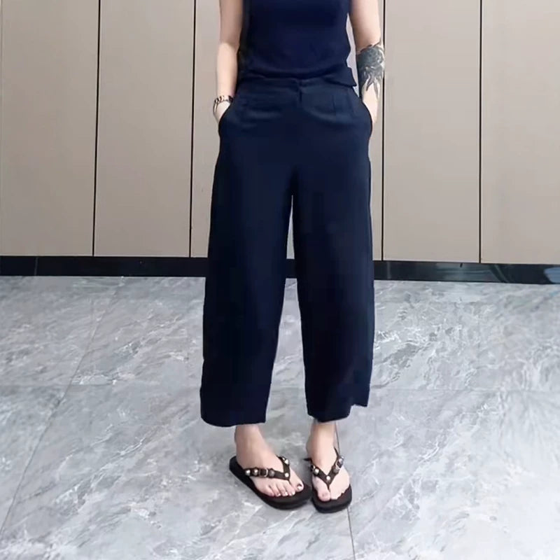 Qadınlar üçün böyük ölçülü tünd göy rəngli, düz ayaqlı qısa şalvar, 2026-cı ilin yayı, nazik, geniş formalı, arıqladıcı, çoxfunksiyalı, ombanı örtən gündəlik şalvar.