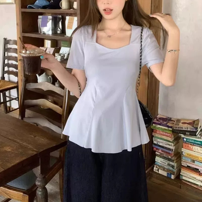 Böyük ölçülü, Avropa üslubunda, kvadrat yaxalı, yay üçün qadınlar üçün qısaqol köynək, bir az dolğun qadınlar üçün yaraşıqlı, armud formalı fiqurlar və qarnını gizlədir.