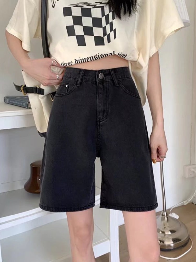 Qadınlar üçün böyük ölçülü qara qısa denim şortlar, yay üçün mükəmməl, yaraşıqlı armud formalı fiqurlar, yüksək belli, geniş bədən quruluşlu, düz ayaqlı stil.