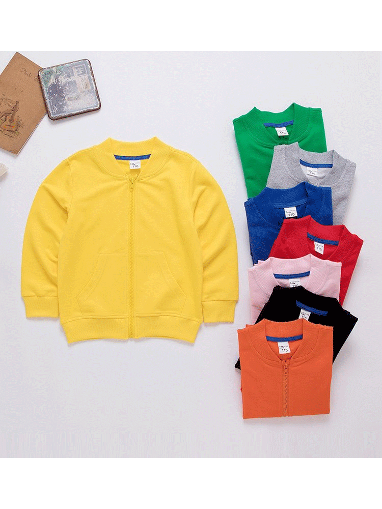 Çəhrayı, boz və mavi kimi düz rənglərdə uşaq kapşonlu şalvarlar, kardiqanlar və şık uşaq geyimləri.