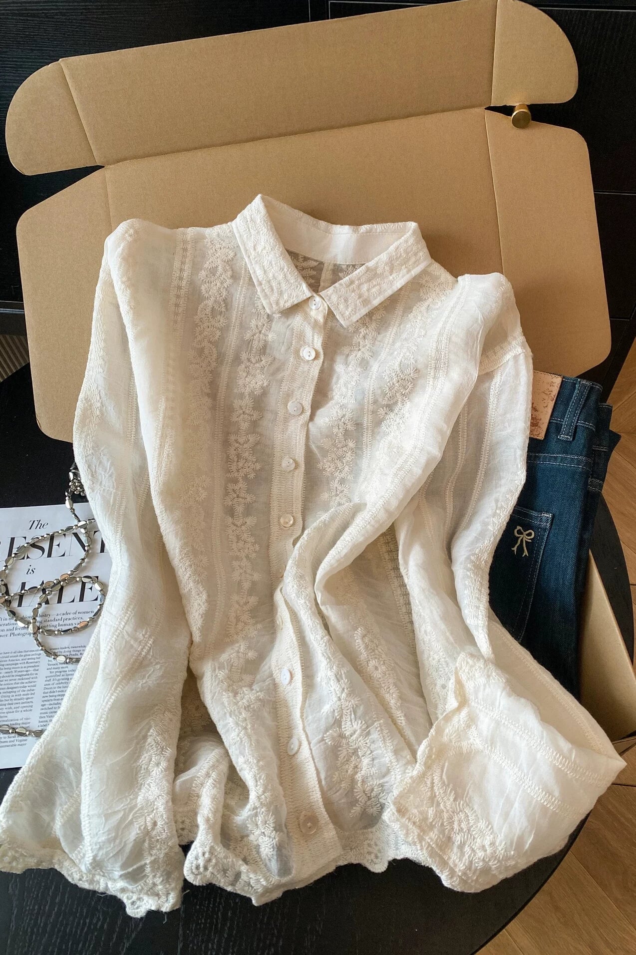 Yüksək səviyyəli Guangzhou On Üç Fabrikinin Ən Çox Satılan Məhsulu: Zərif Naxışlı Yaz və Payız üçün Qadın Uzunqollu Krujeva Jakarlı Naxışlı Köynək