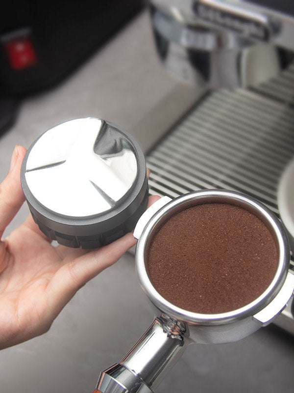 Espresso qəhvə tozu dispenseri 304 paslanmayan poladdan hündürlüyü tənzimlənən üç və dörd bıçaqlı 51/53/58 mm toz yayma aləti