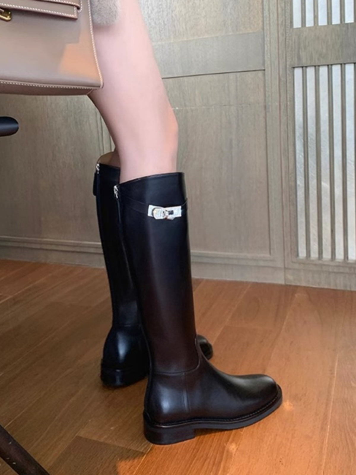 Qadınlar üçün 2025 Payız/Qış Yeni Modeli Dəyirmi Barmaqlı Qalın Dabanlı Hündür Çəkmələr Qalın Altlıq Rhinestone Metal Tokalı Uzun Çəkmələr