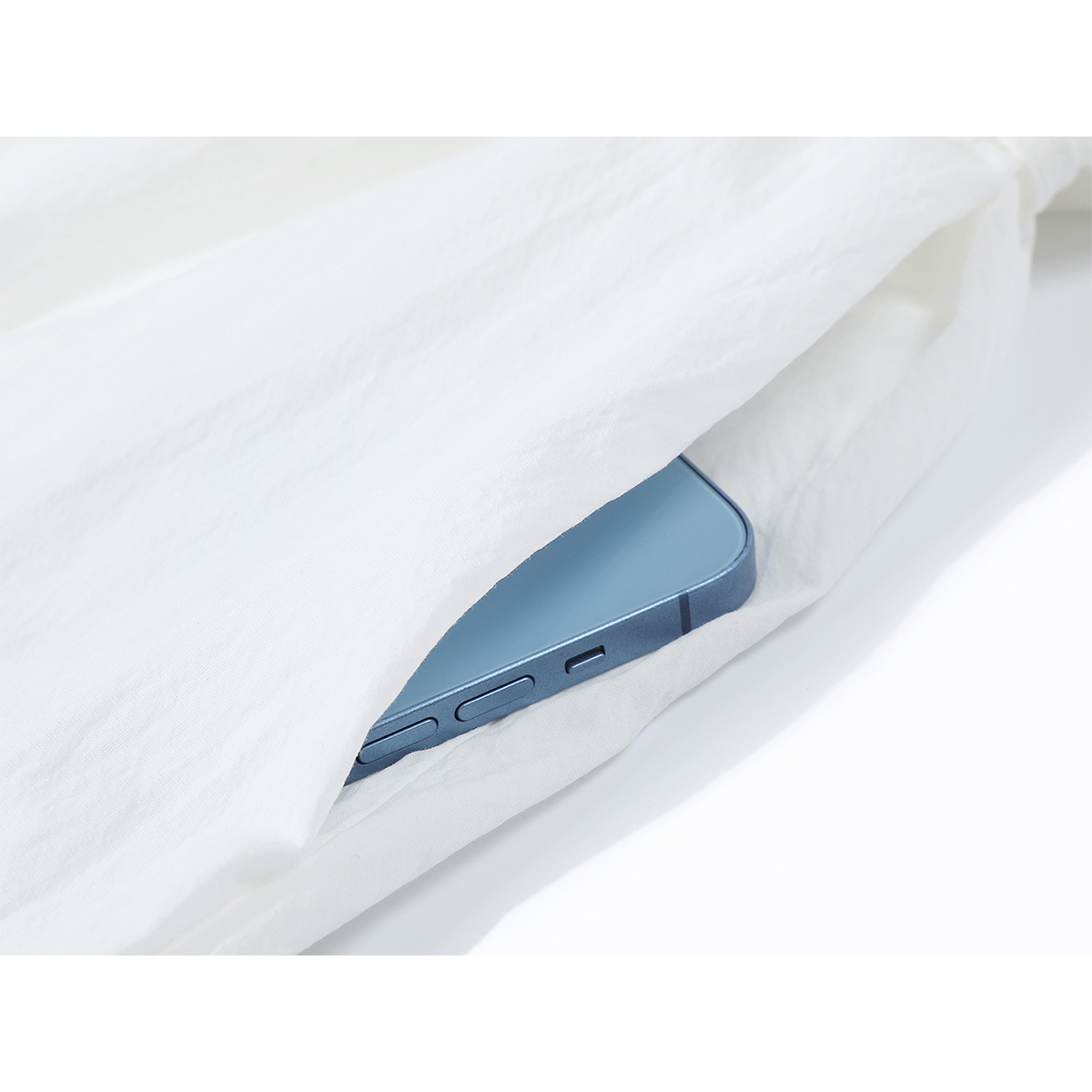 Chola Lisanın saf və cazibədar ağ donunda fransız gözəlliyi və özünəməxsus cazibəsi, zərif və zərif çimərlik geyimi əks olunub.