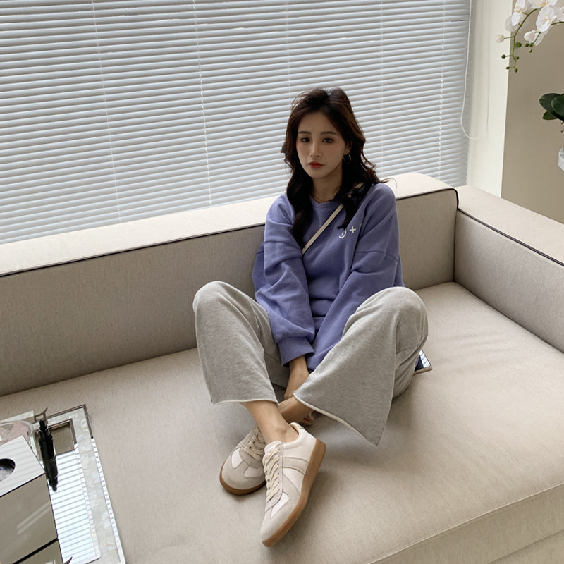 Qadın ağ dəri idman ayaqqabıları, 2025 yeni model, yaz və payız, yastı, çoxfunksiyalı, gündəlik, gizli paz formalı dabanla.