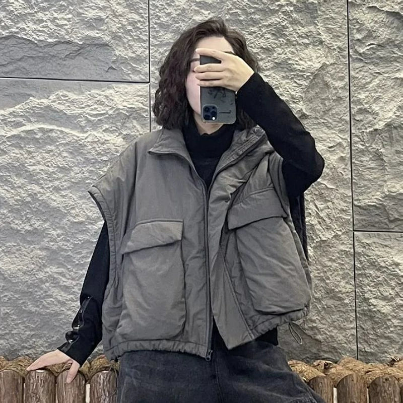 Qadınlar üçün böyük ölçülü, qolsuz, gündəlik, çoxfunksiyalı, geniş cibləri və ayaq üstə açılan yaxalığı olan, payız və qış üçün mükəmməl olan fermuarlı top.