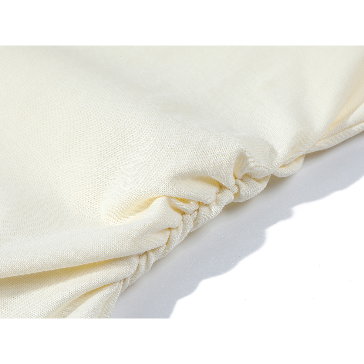 Cholisa-nın asimmetrik topu özünəməxsus dizayna, kiçik ölçülü üsluba malikdir və yay üçün idealdır. Kvadrat yaxa, düz çiyinlər, incə oturuş və qısa qolları ilə çox şık və cəlbedici bir köynək halına gətirir.