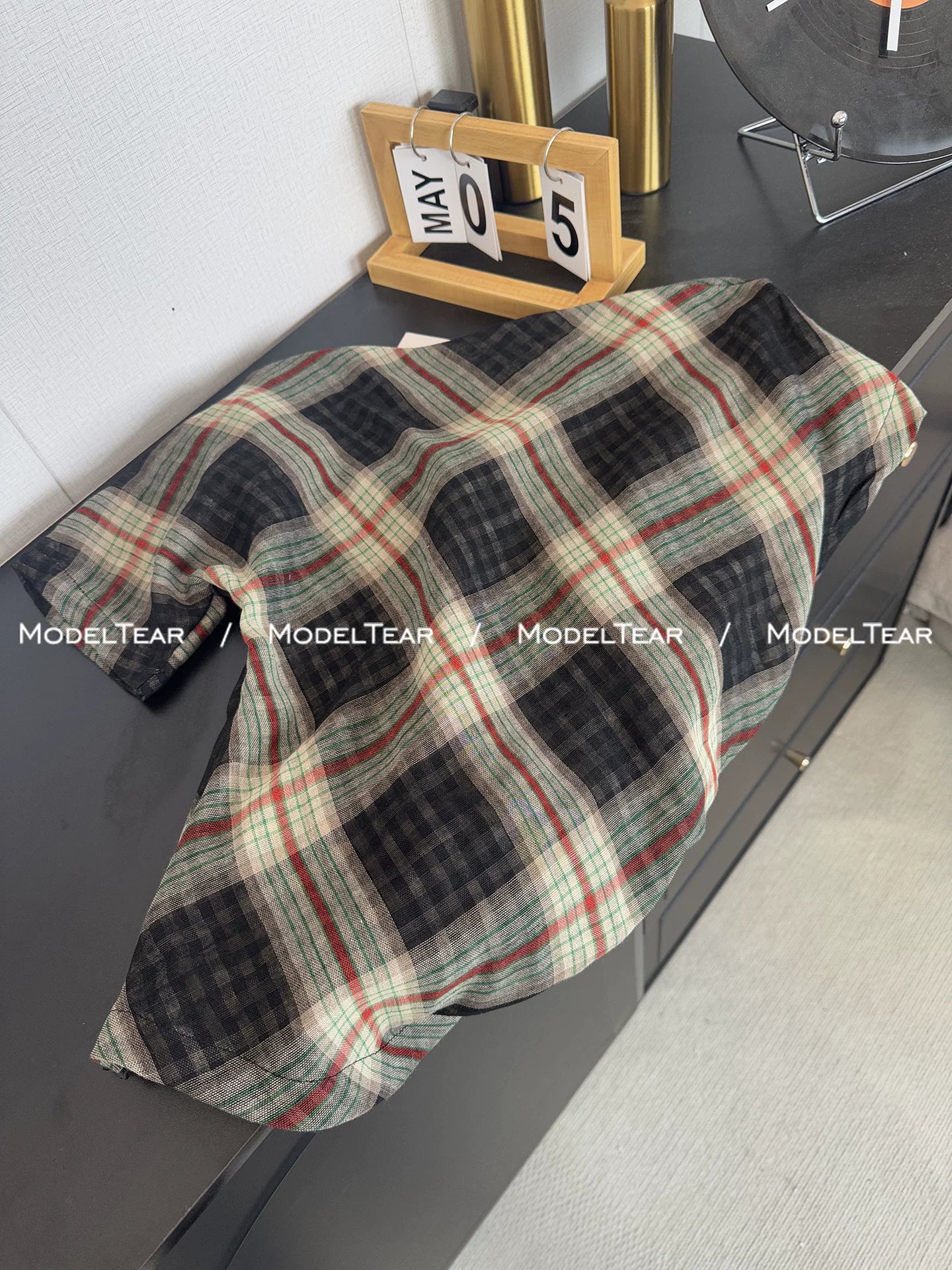 Breketlər [Runway Check] Qərblə eynidir *Lövhə parça* Sosial media lentinizdə üstünlük təşkil etmək üçün çiyinləri açıq olan bu topu geyin