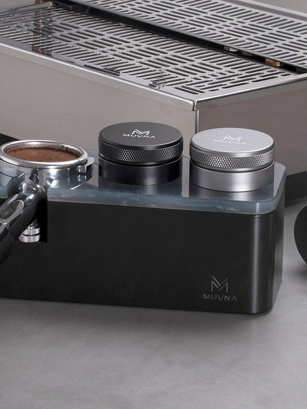Espresso qəhvə tozu dispenseri 304 paslanmayan poladdan hündürlüyü tənzimlənən üç və dörd bıçaqlı 51/53/58 mm toz yayma aləti