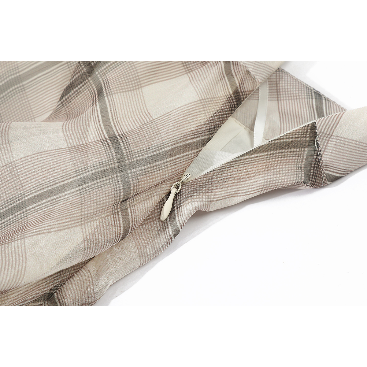 Cholisa-dan gözəl pərdəli, çox gözəl və özünəməxsus A-xəttli midi ətək, yaz və payız üçün idealdır. Hündür belli və incə dama-dama midi ətək.