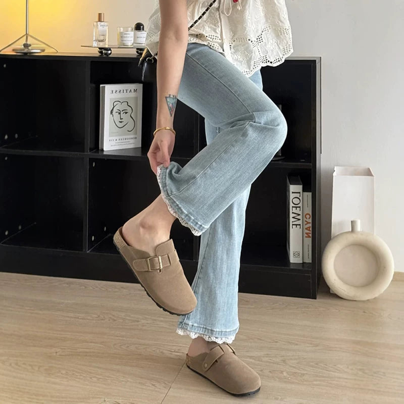 Qadınlar üçün krujeva ilə kəsilmiş, böyük ölçülü şalvarlar, bu il yüksək belli, arıqladan və enli qısa şalvarlar arasında trenddədir.