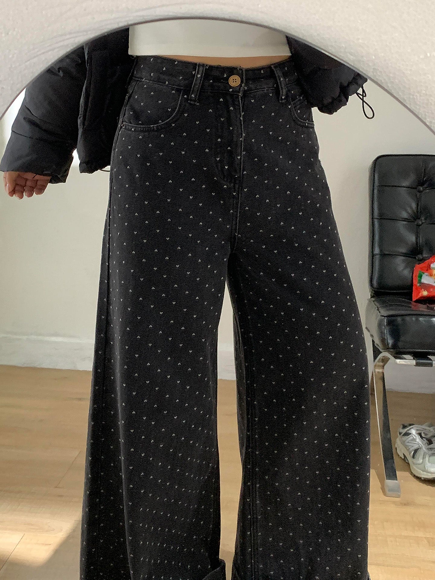 Qadınlar üçün qara retro ürək naxışlı enli ayaqlı cins şalvar, payız və qış, flis astarlı, böyük ölçülü, boş formalı, yüksək bel və pərdə.