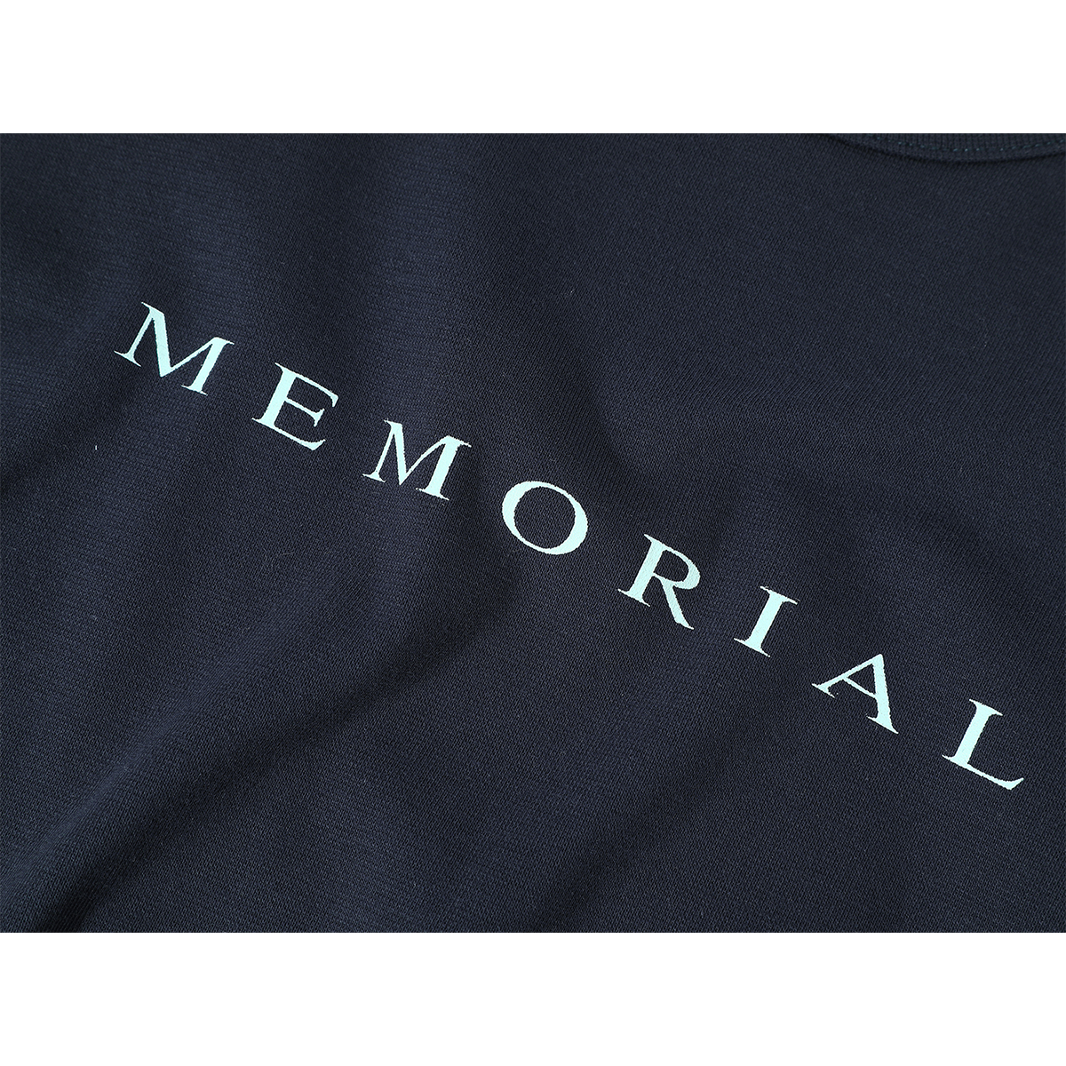 Cholisa qısaqol qadın futbolkası, unikal və şık dizaynla, yayın əvvəlləri üçün mükəmməldir. Bu, incə, yüksək belli və yaraşıqlı, çiyin xətti olan köynəkdir.