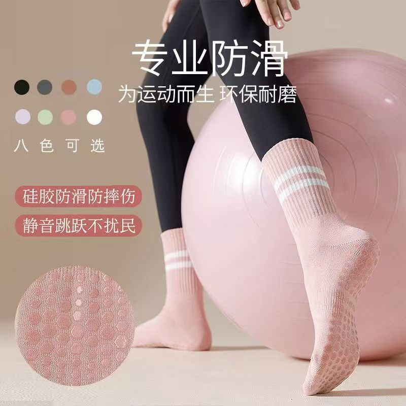 Qadınlar üçün sürüşməyən yoqa corabları rəqs trambolin Pilates fitnes zolaqlı orta baldır corabları qapalı şok uducu idman yoqa corabları